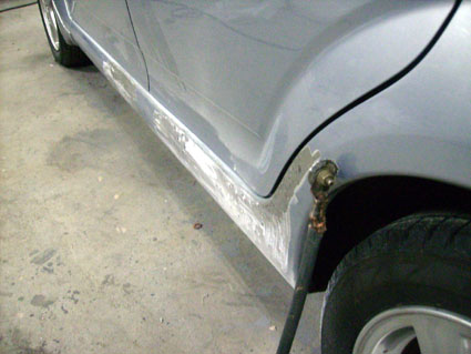 サイドシル ロッカーパネル ドア下 のへこみ板金塗装と交換修理の費用比較 アウディー ｒ２の事例